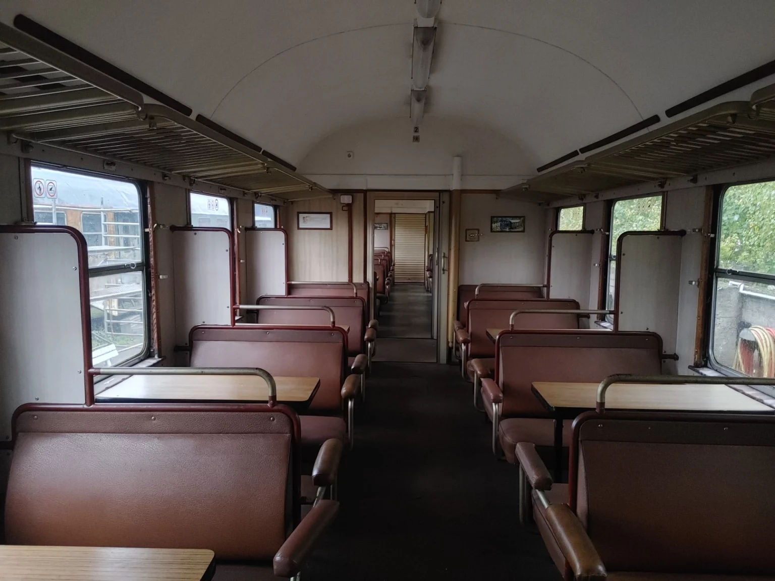 Alte Holzbänke in einem Umbauwagen