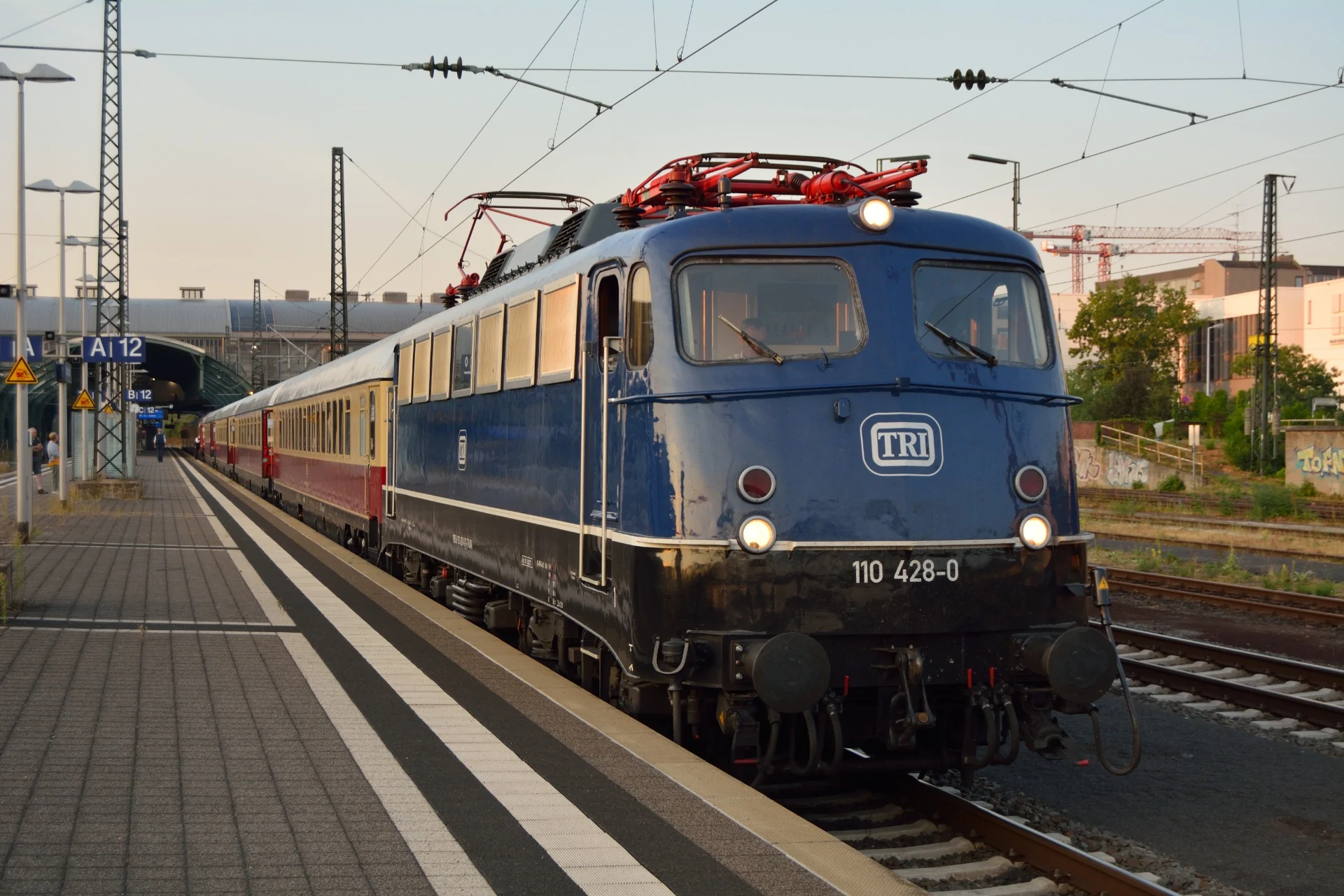 Die Baureihe 110 428-0 der Firma "TRI" im Darmstadt Hbf.