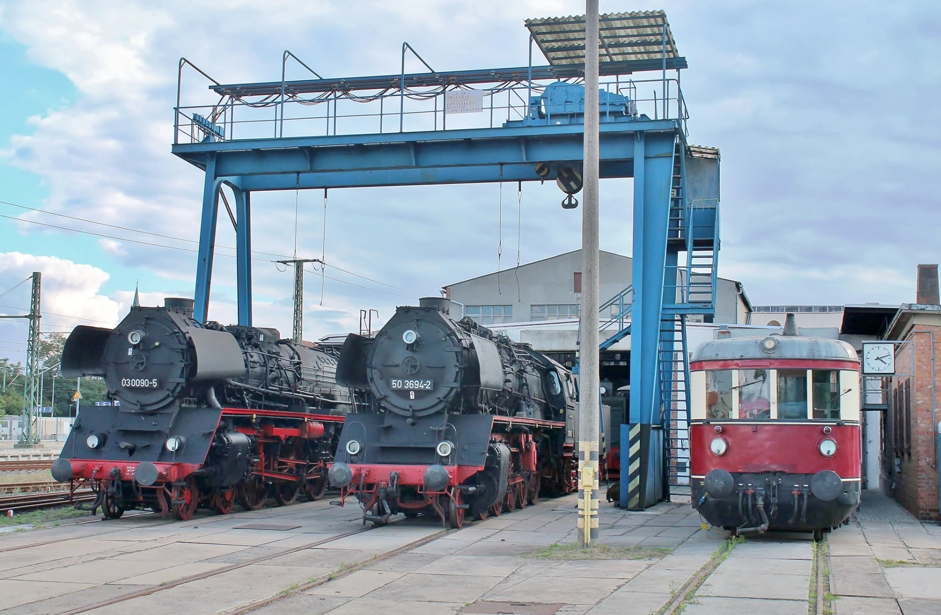 Ein Teil der Sammlung der Mecklenburgischen Eisenbahnfreunde Schwerin e.V. steht vor dem Museum in Schwerin