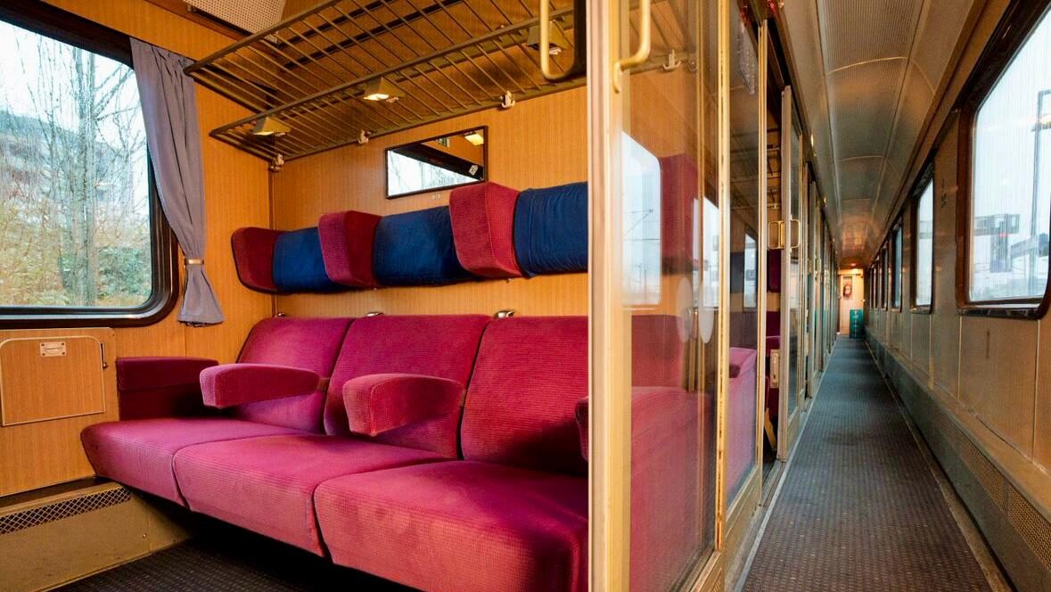 In gemütlichen Abteilen  der Rheingoldwagen reisen Sie erstklassig und bequem!