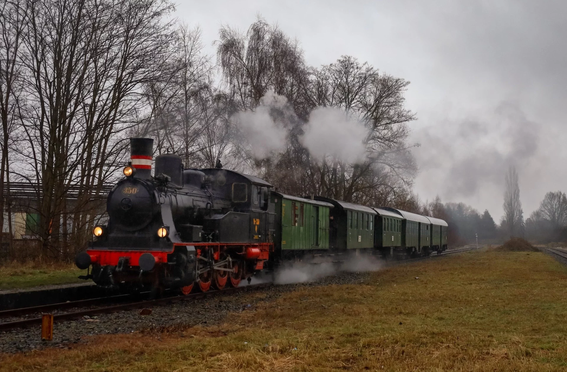 Die Dampflok Q350 "Karoline" der ArGe Geesthachter Eisenbahn mit dem schmucken Nostalgiezug